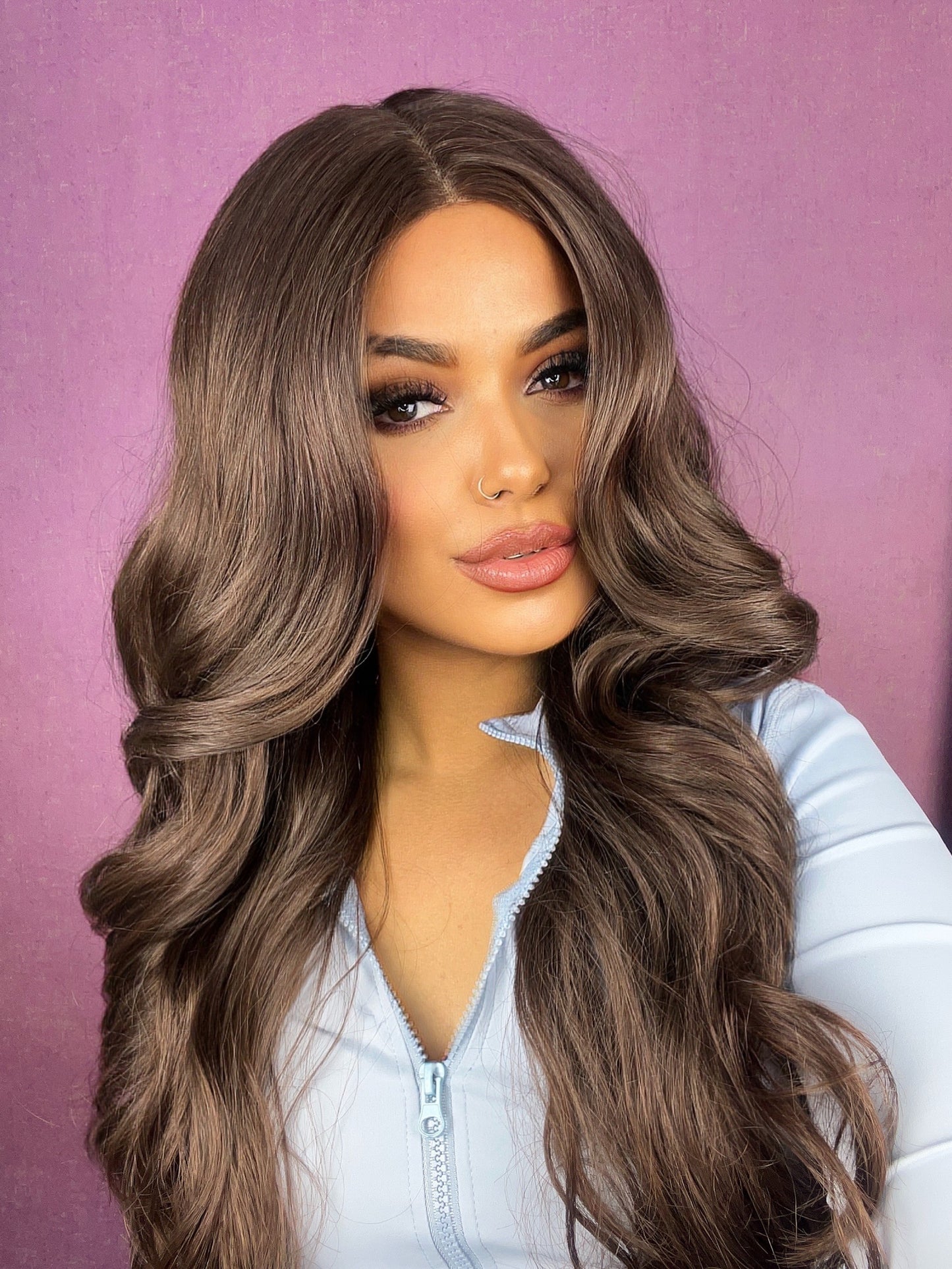 Peluca Ondulada con Frontal Partida Fija – Semi Humana – Sexy Flor