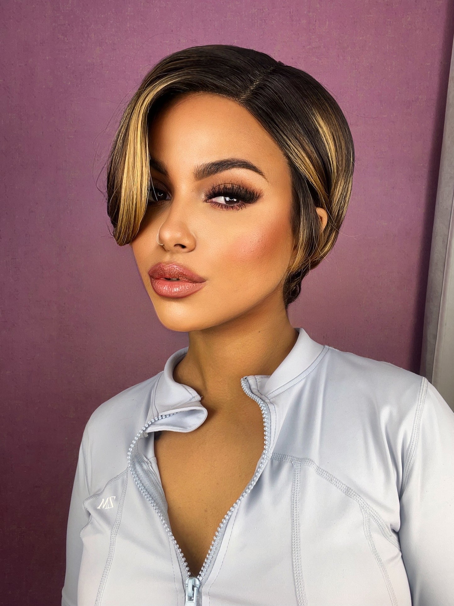 Peluca Pixie con frontal partida de lado – Semi Humana – Sexy Flor