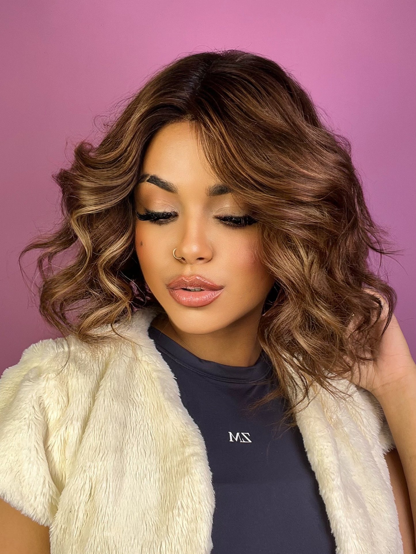 Peluca 100% humana con cabello hindú corte Bob ondulado caoba con mechas rubias de 12 pulgadas – Colección Diosas – Sexy Flor