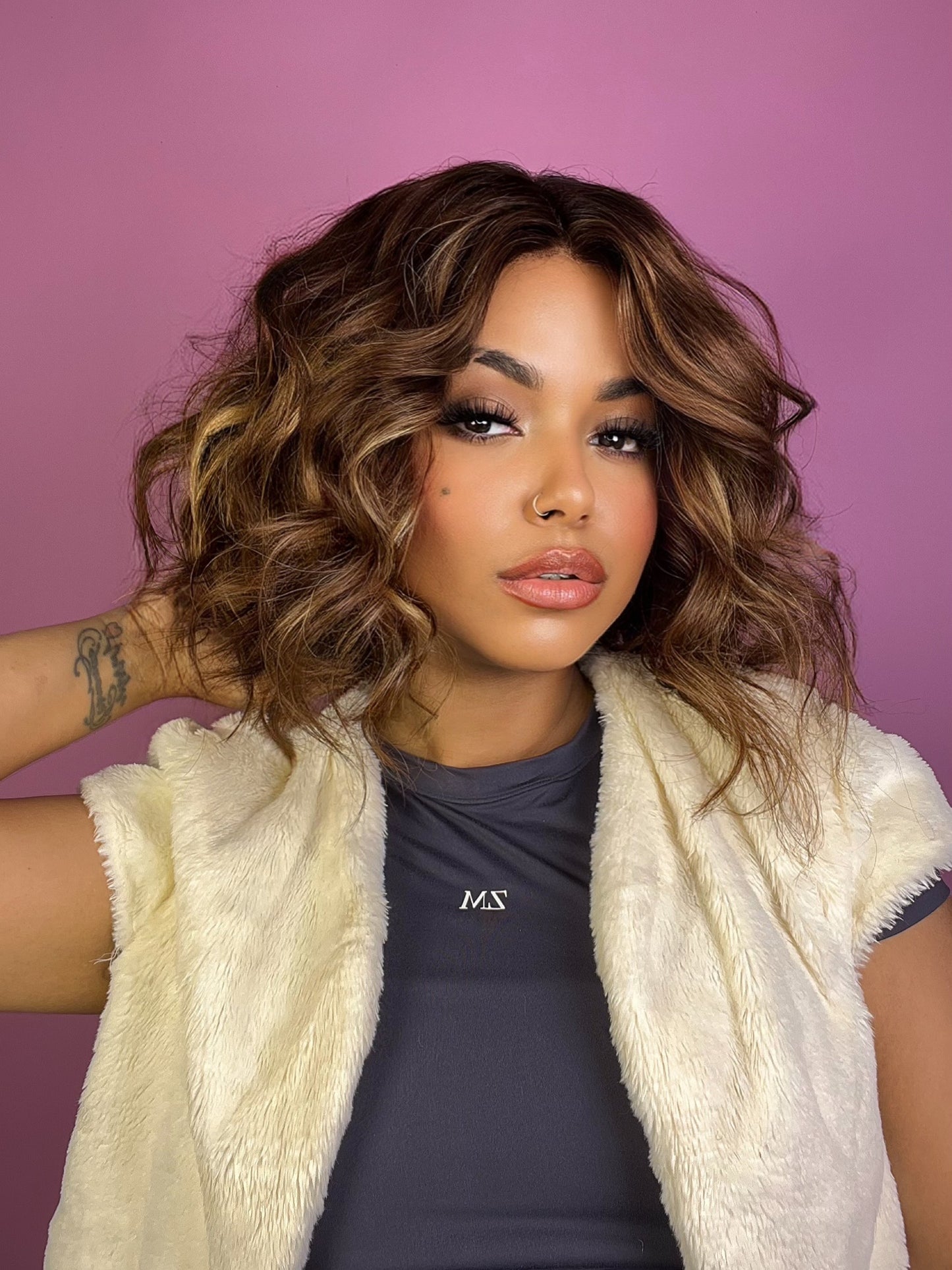 Peluca 100% humana con cabello hindú corte Bob ondulado caoba con mechas rubias de 12 pulgadas – Colección Diosas – Sexy Flor